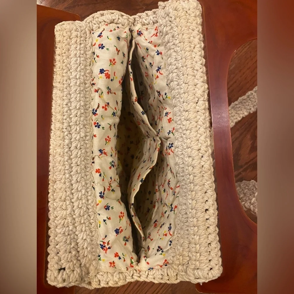 Vintage Macrame Crotcheted Handbag Beige W/Plastic Amber Handles 1970’s Pockets